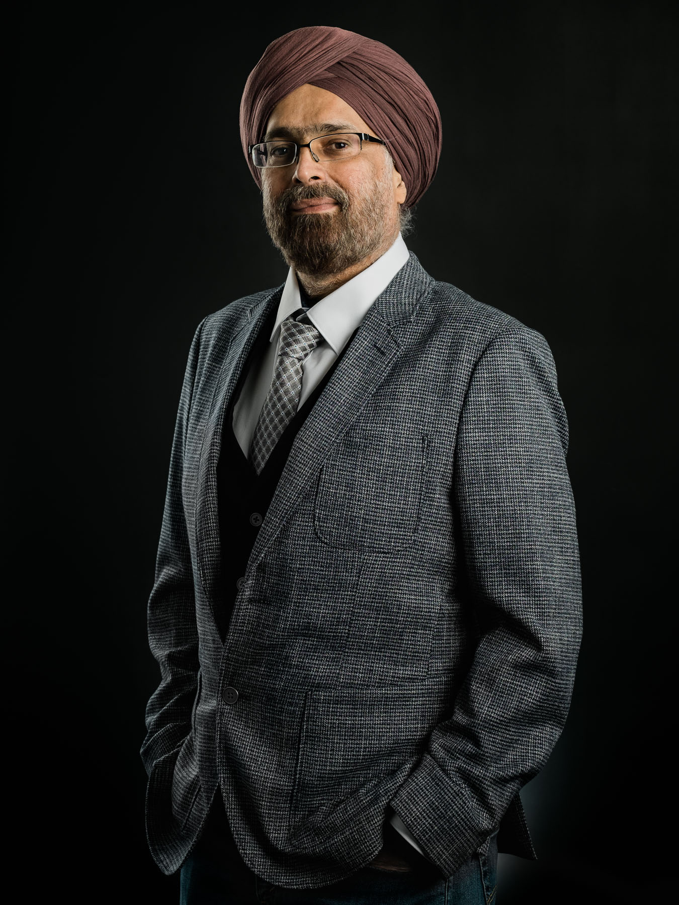 studio-corporate-portrait-bangkok-black-bacgkround