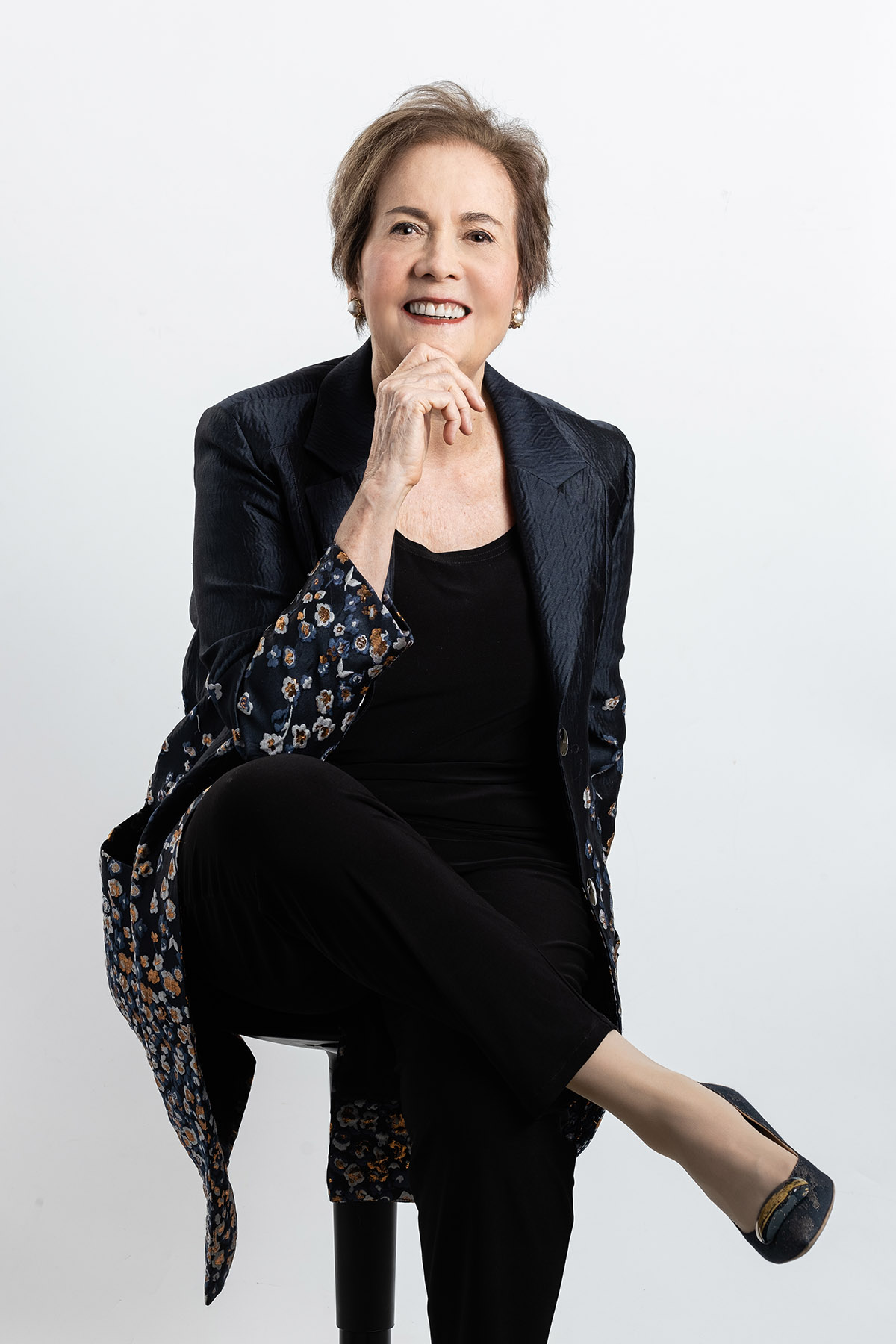 studio-portrait-bangkok-woman-white background