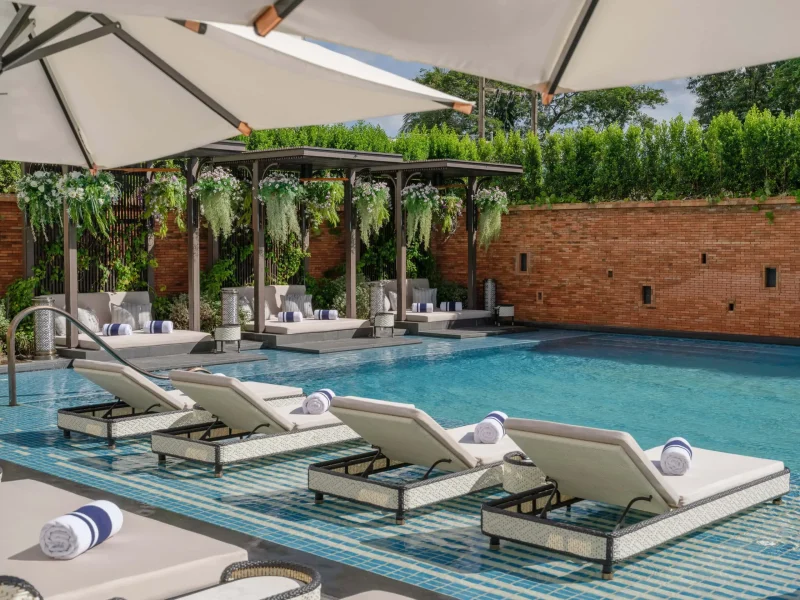 hotel-photography-intercontinental-chiang-mai-pool-sunbeds